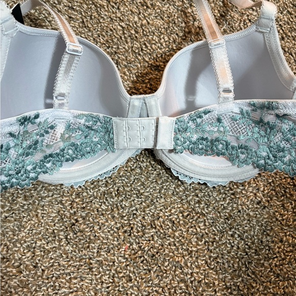 Wacoal Lace Accent Bra in White and Green - Picture 3 of 6